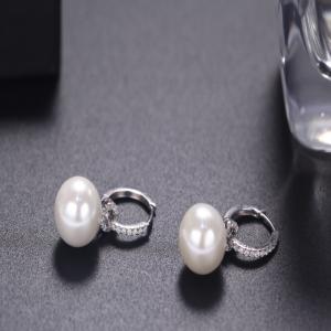 Bông tai vàng 18K với ngọc trai