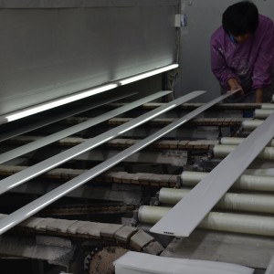 làm các thành phần cửa chớp nhựa PVC