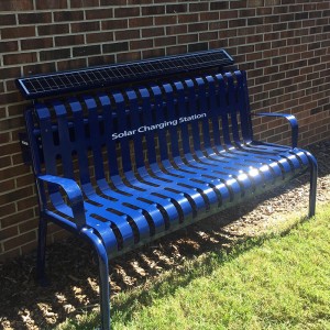 Băng ghế dự bị Uptown với tấm pin mặt trời phía sau