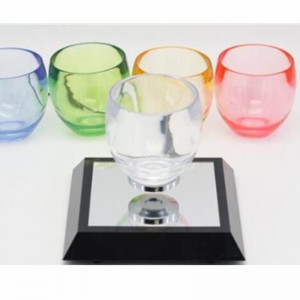 360 cốc từ tính nổi lên dưới đáy cốc uống nước