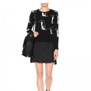 Áo len nữ họa tiết chim cánh cụt tua rua