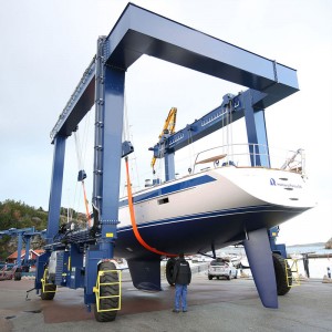 Cần cẩu xử lý thuyền và du thuyền