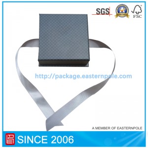 Hộp bao bì sang trọng màu đen với đế và ruy băng