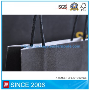 Túi giấy màu đen với logo dập lá