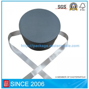 Hộp sô cô la tròn sang trọng với ruy băng