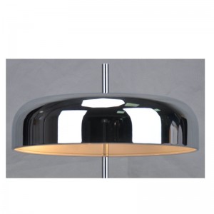 Đèn bàn với bóng kim loại và đế phẳng