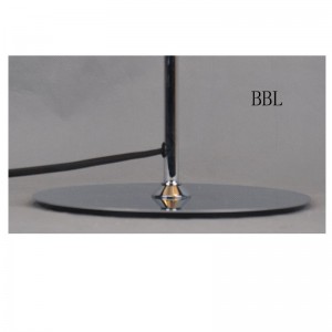 Đèn bàn với bóng kim loại và đế phẳng