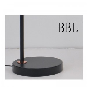 Đèn bàn với bóng kim loại và điều chỉnh chức năng bóng
