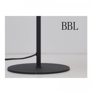 Đèn bàn với bóng kim loại và điều chỉnh chức năng bóng, đế phẳng