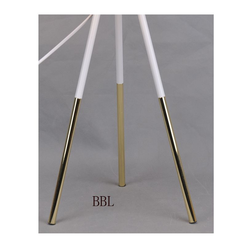 Đèn bàn ba chân với bóng kim loại