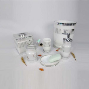 Màu trắng thanh lịch với bộ kính phòng tắm màu bạc