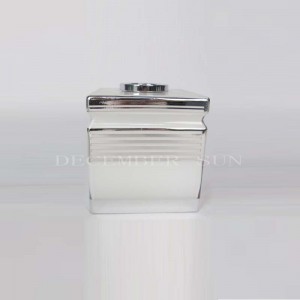 Màu trắng thanh lịch với bộ kính phòng tắm màu bạc