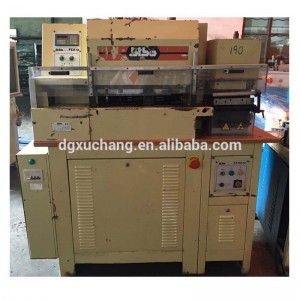 Đội dây da, hai bên cạnh bộ tô màu