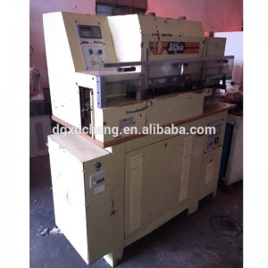 Đội dây da, hai bên cạnh bộ tô màu