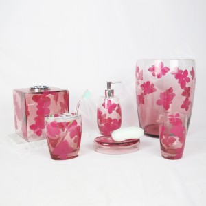 Kính trong suốt với bộ phụ kiện phòng tắm được dán decal