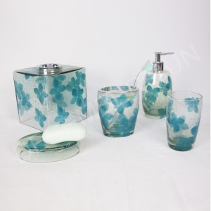 Kính trong suốt với bộ phụ kiện phòng tắm được dán decal