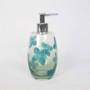 Kính trong suốt với bộ phụ kiện phòng tắm được dán decal