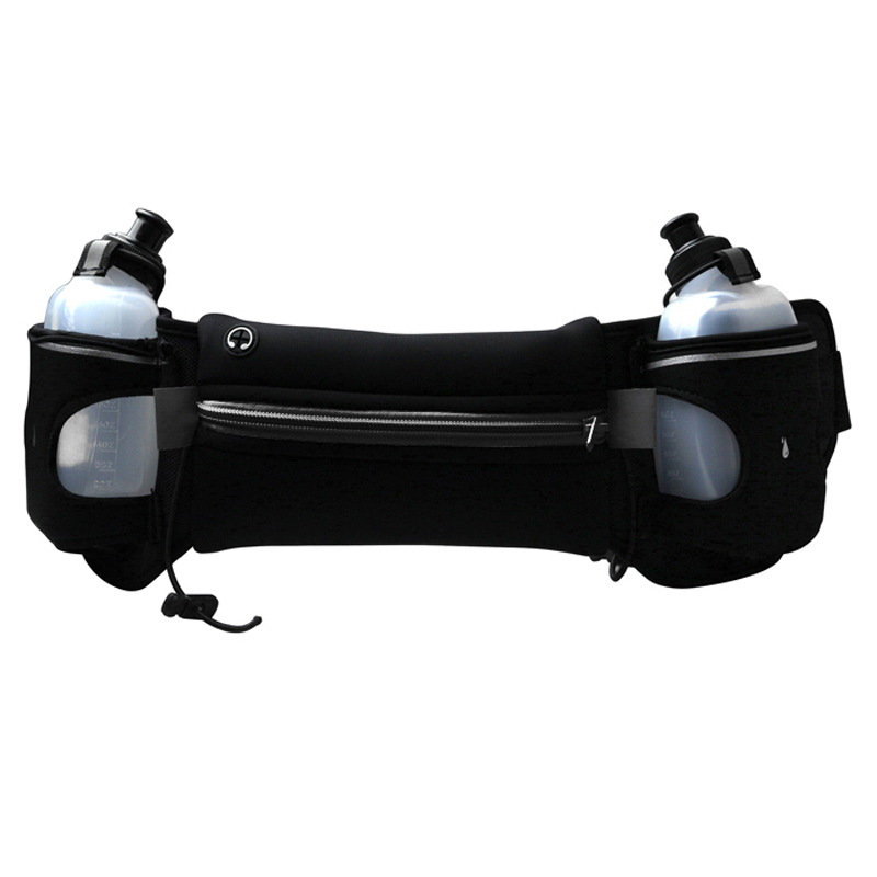 Đổ nước ngoài cửa hàng thể thao