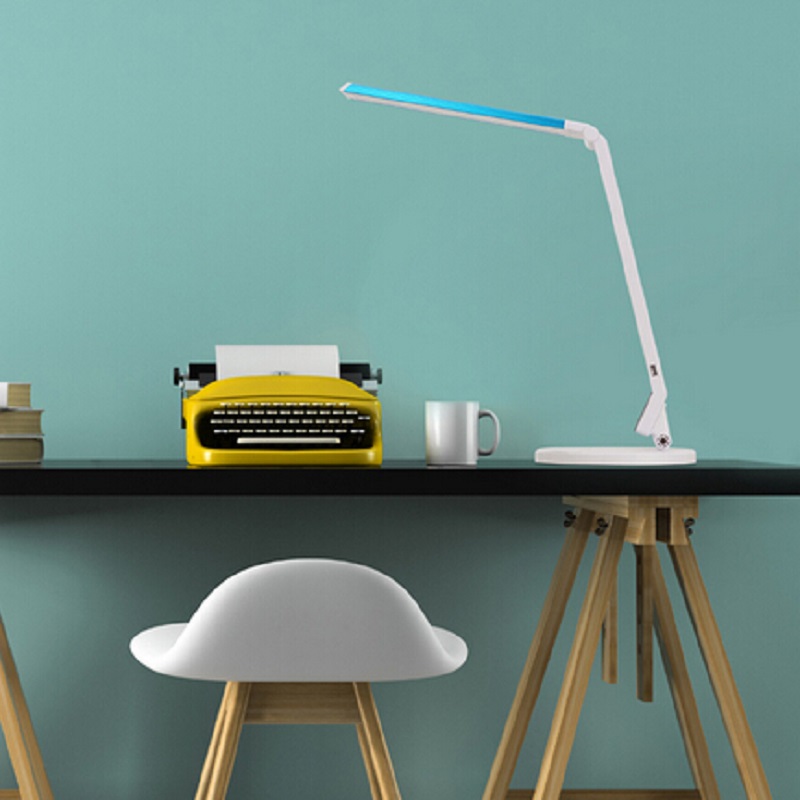 Độ cong của đèn bàn làm việc tại bàn làm việc tại bàn ánh sáng chiếu sáng đèn chiếu cẩn thận.