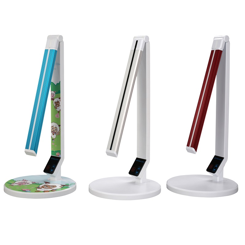 Độ cong của đèn bàn làm việc tại bàn làm việc tại bàn ánh sáng chiếu sáng đèn chiếu cẩn thận.