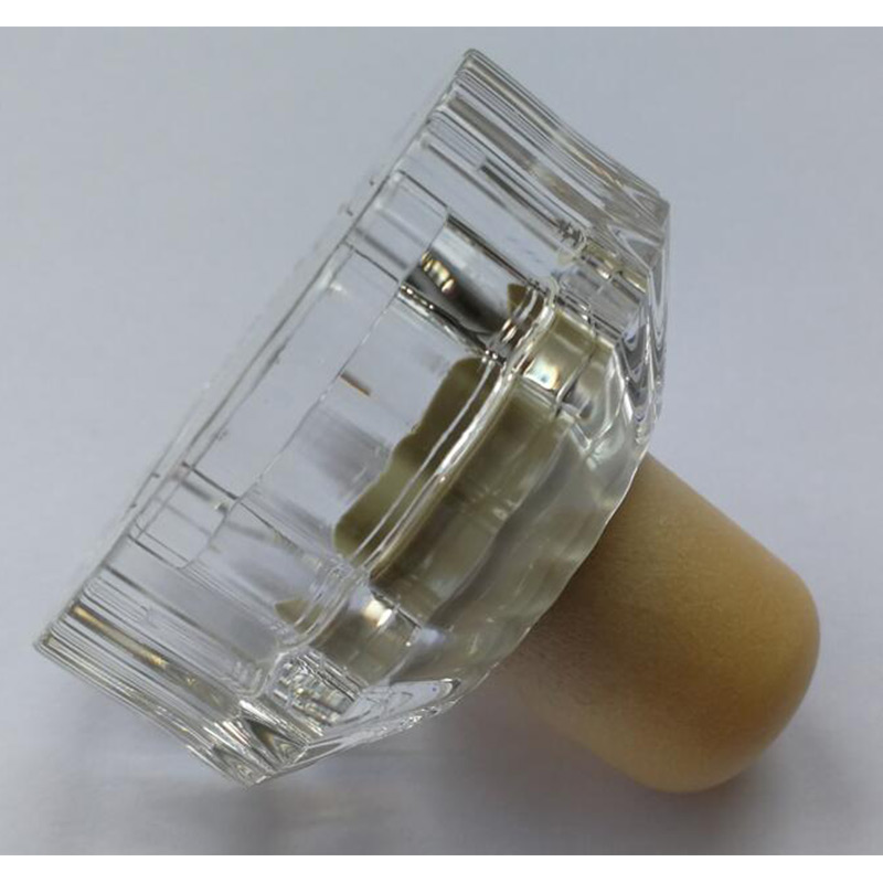 đóng nắp chai rượu để chai