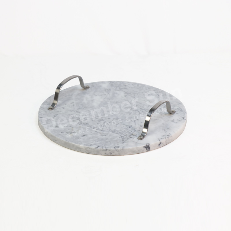 Bán khay đá cẩm thạch nóng có tay cầm bằng kim loại