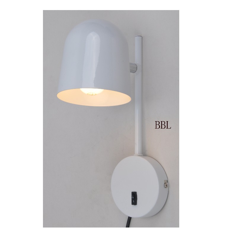 Đèn tường với bóng kim loại có thể xoay