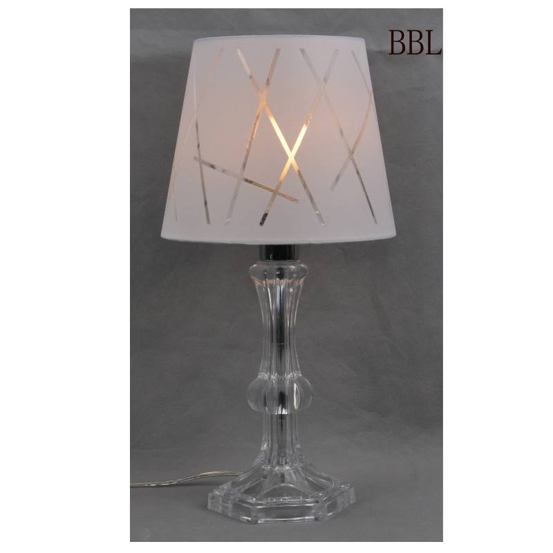 Đèn bàn có bóng vải và thân cây phơi màn giúp trong suốt