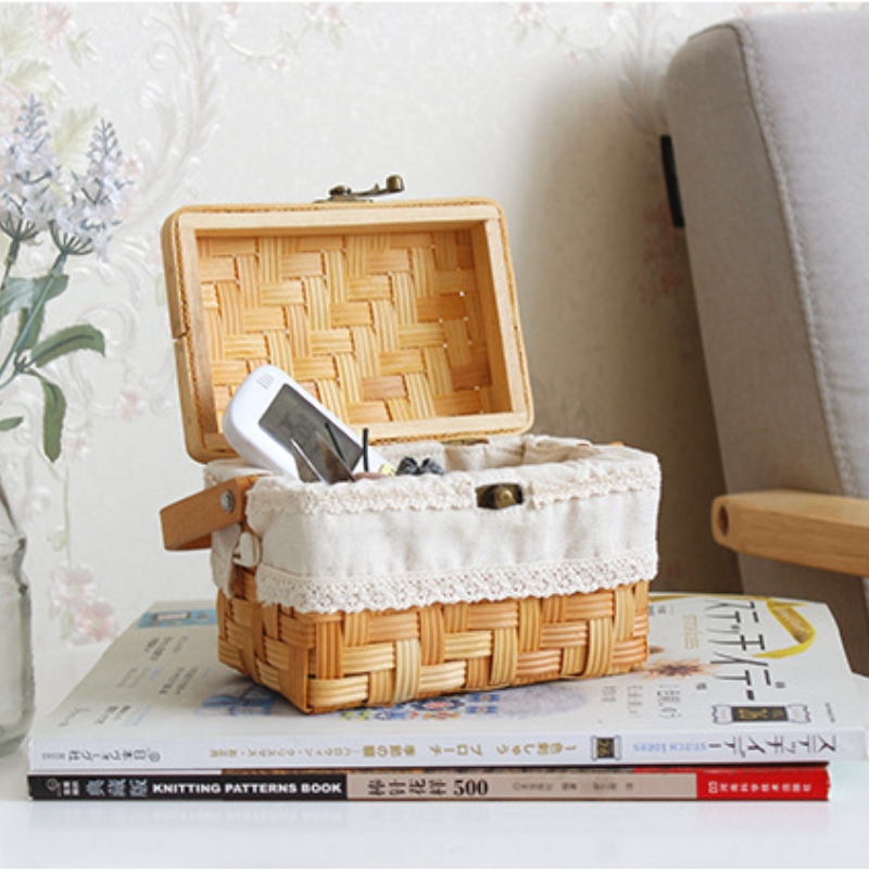 Hộp đen gỗ với nắp