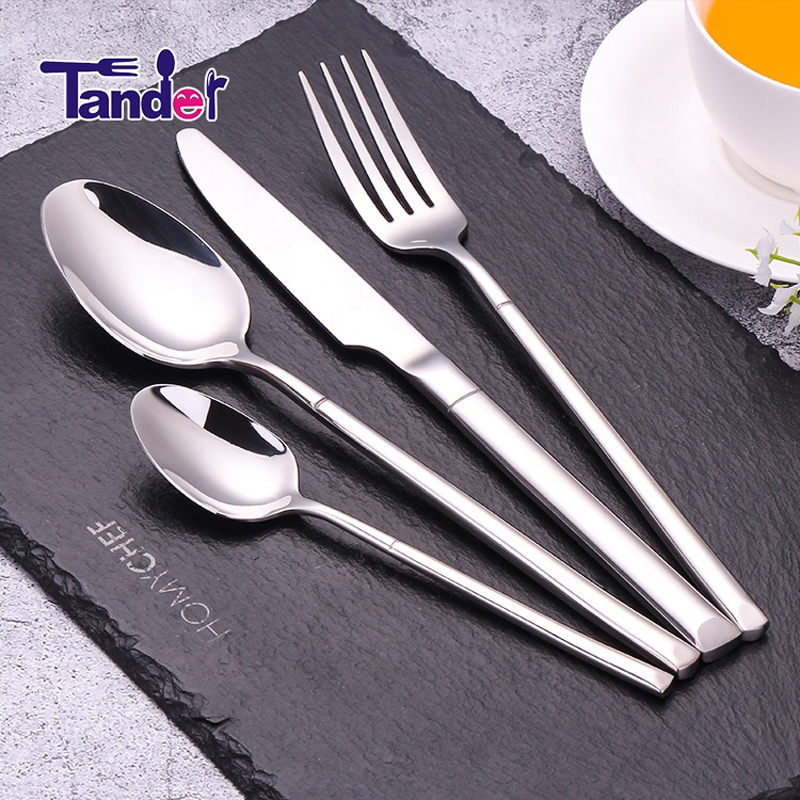 mềm dẻo, dễ lau chùi đồ ăn mềm dẻo hiện đại. Cái thìa và nĩa để làm dao bằng bạc.