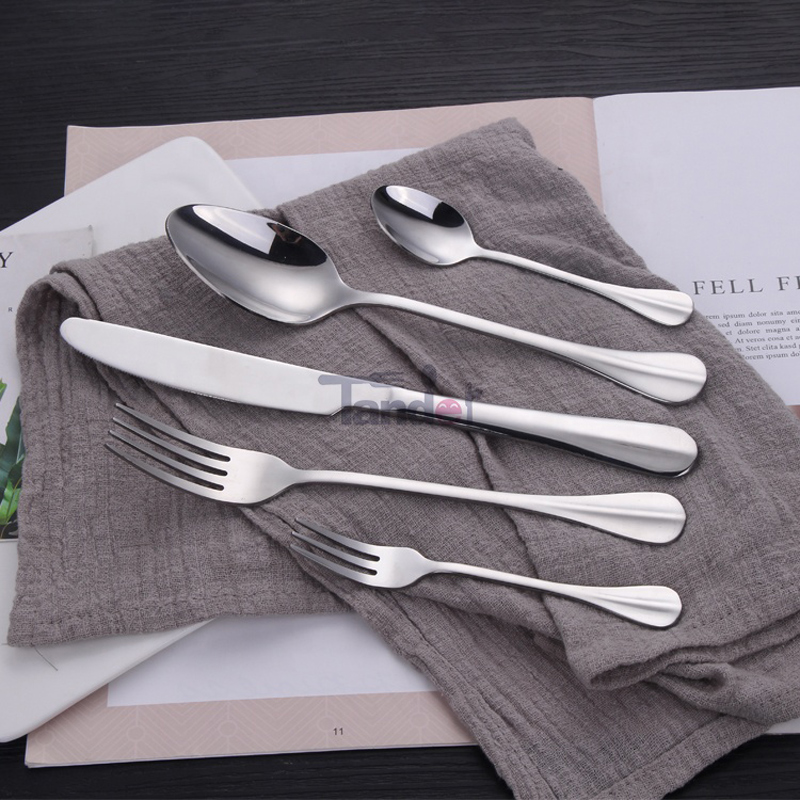 18PCS Mirror Polishing Tablelare Set Utsensal Set, Knives, Forks, Spoons for Home and restaurants.