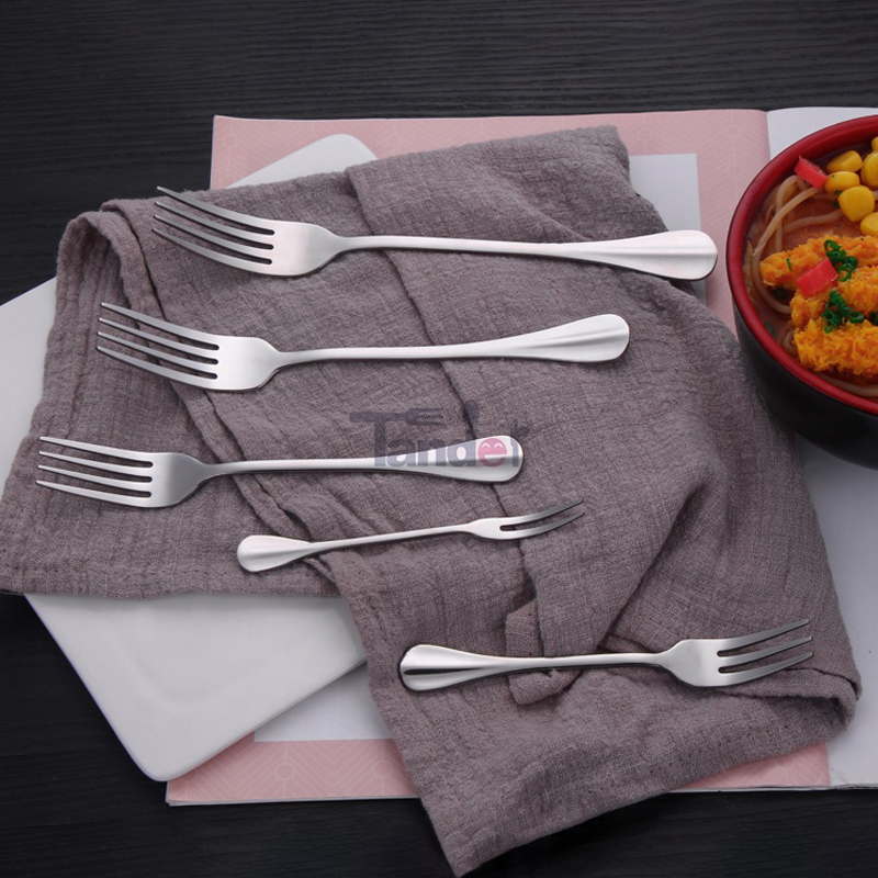 18PCS Mirror Polishing Tablelare Set Utsensal Set, Knives, Forks, Spoons for Home and restaurants.