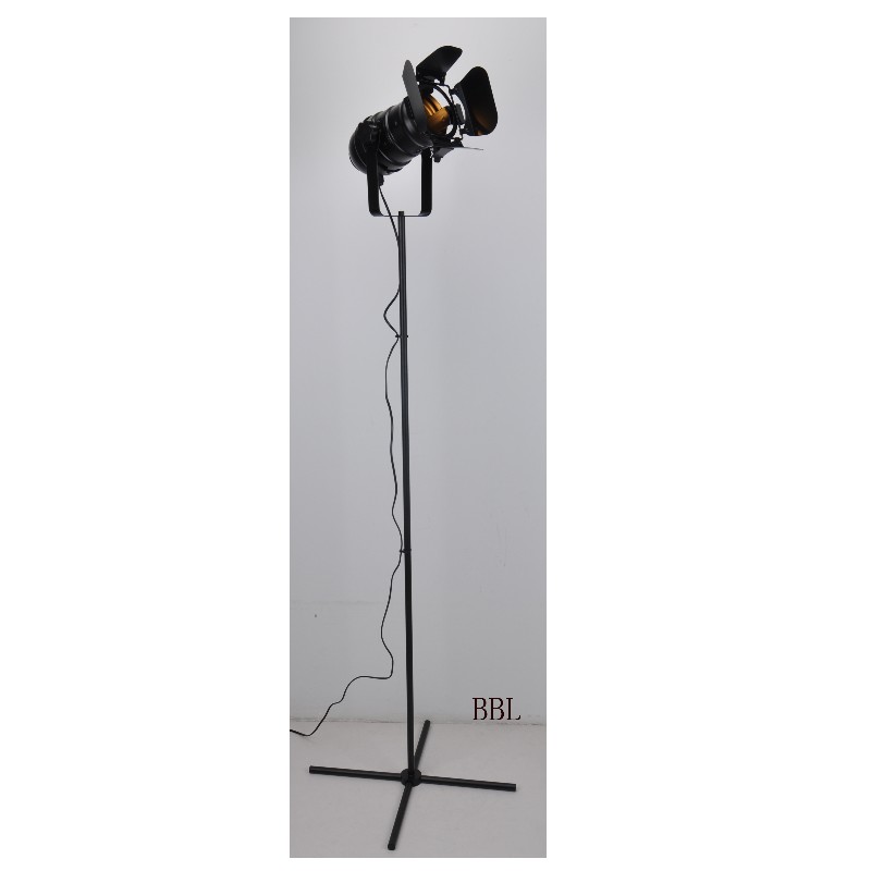 Đèn chiếu sáng tầng 1 với giá đỡ chữ U, có thể điều chỉnh hướng