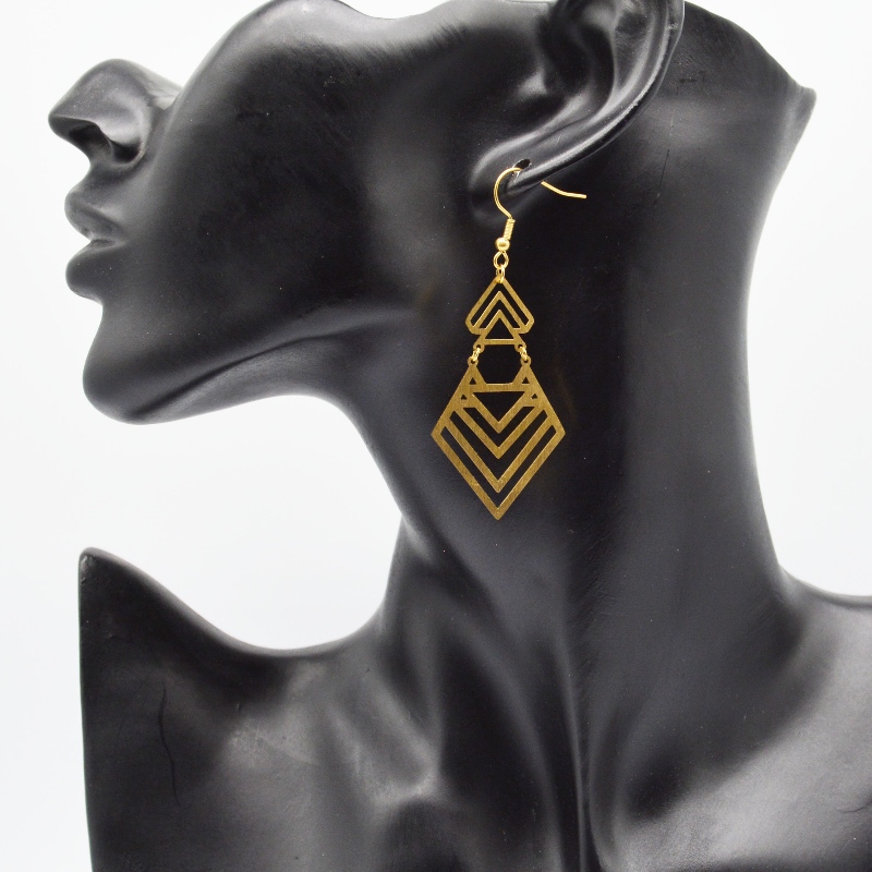 Nhẫn tai kim loại, kim cương