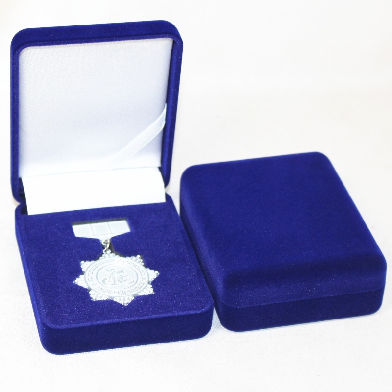 Hàng D-26 hình tròn của hộp bánh bông... để tìm đồng xu, đeo vòng... huy hiệu....75*95*32mm, nặng khoảng 65g.