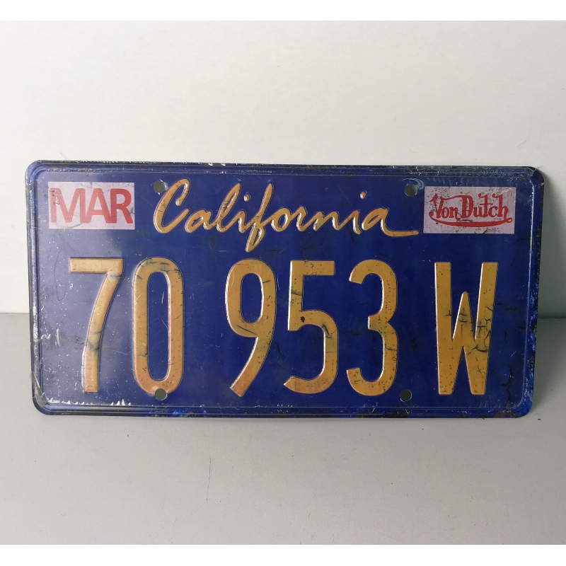 Kim loại dập nổi biển số xe