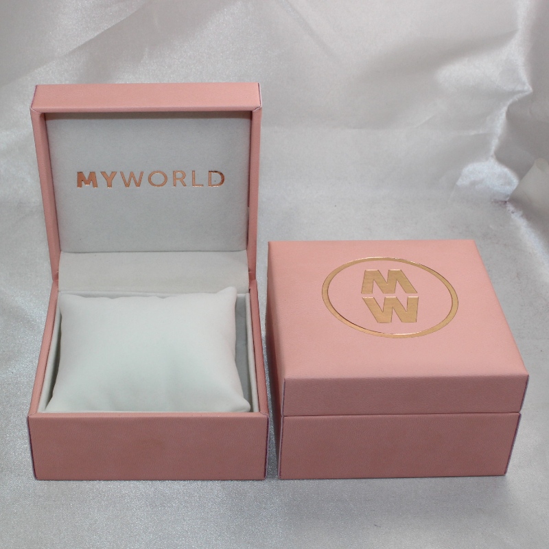 Mục V-05 hình chữ nhật Hộp nhựa giả da cho đồng hồ. mm. 100 * 100 * 60, trọng lượng khoảng 194g