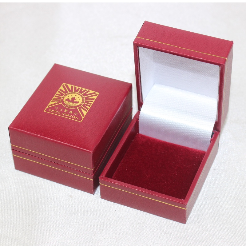 Vật phẩm Hộp giấy giả da bằng nhựa hình vuông V-07S cho đường kính 25-30 mm đồng xu, huy hiệu, nhẫn, vv mm. 46 * 53 * 32, trọng lượng khoảng 35g