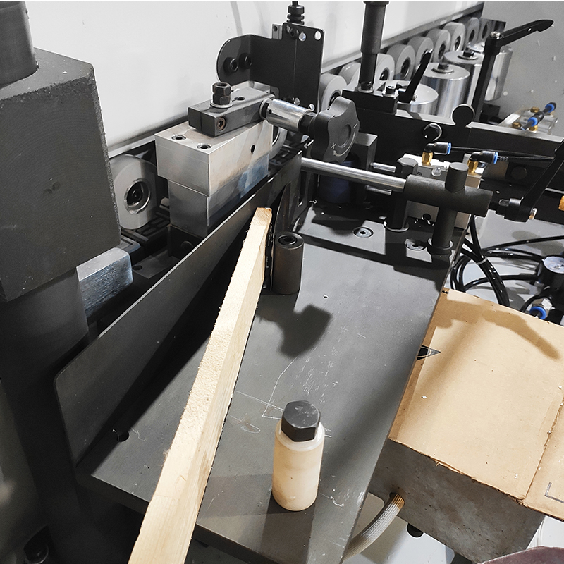 Máy dán cạnh tự động WE605