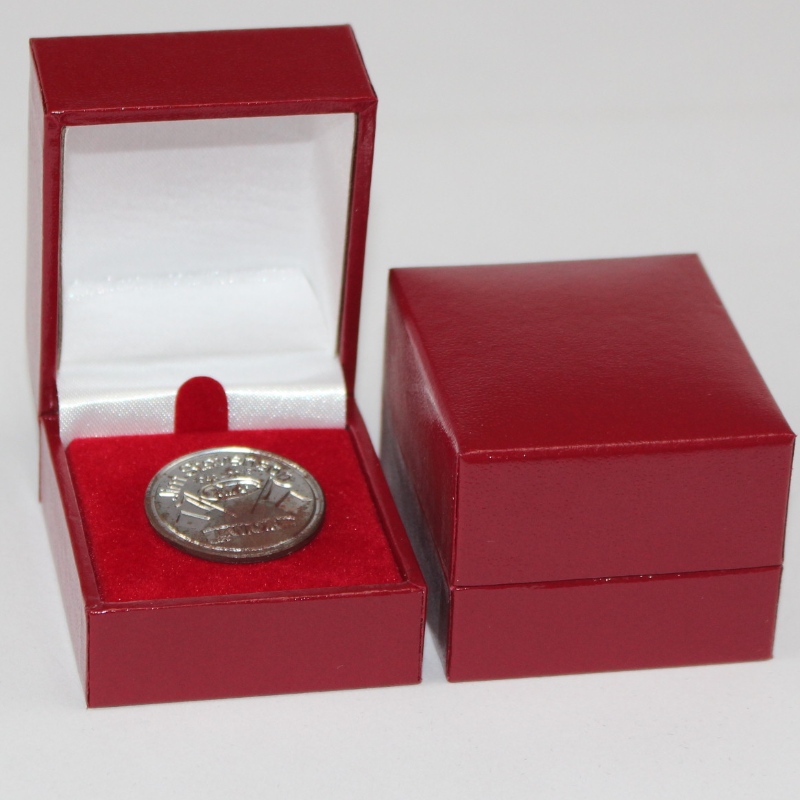 Mục V-07 hộp nhựa vuông được bọc trong giấy phòng da với đường kính 25-30 mm, huy hiệu, nhẫn, vân vân vân.46*5004, tạ về 40g