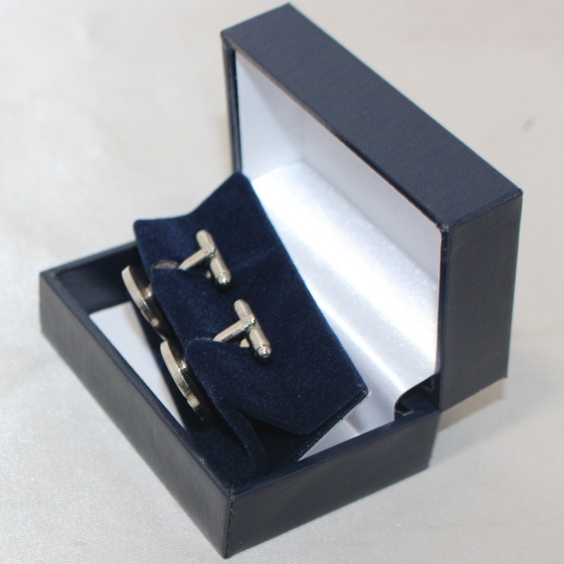 Vật phẩm Hộp nhựa hình chữ nhật VK-1 được bao phủ bởi Giấy giả da cho kẹp cà vạt 58 * 20 mm, móc chìa khóa, khuy măng sét, huy hiệu, vv mm, 75 * 50 * 38, trọng lượng khoảng 56g