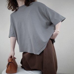 Thiết kế phù hợp T ìm kim vòng đôi tráng kiểu cổ tay áo kiểu áo phông Tìm màu đặc và vải mỏng