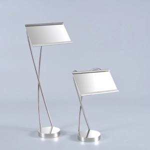 Trang trình bày thẻ an toàn trên bàn tay của trang phục trang phục trang trí trang trí bàn