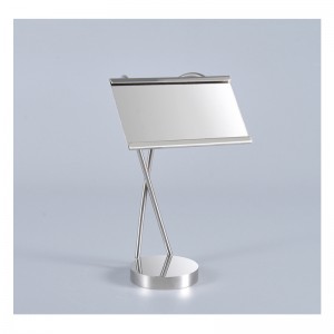 Trang trình bày thẻ an toàn trên bàn tay của trang phục trang phục trang trí trang trí bàn