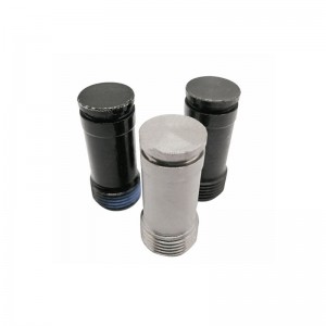 Từng móc thép CNC, cứng, được dùng trong hệ thống cầu đường sắt.