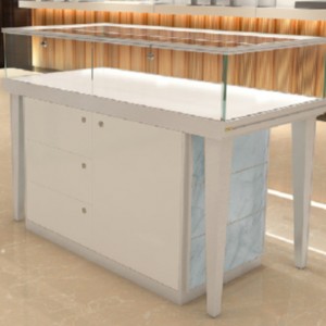 Đồng hồ, tủ trưng bày kính trang sức