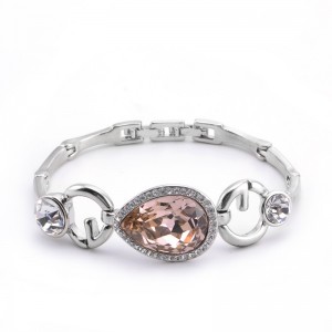 Vòng đeo tay hình trái tim pha lê của Áo