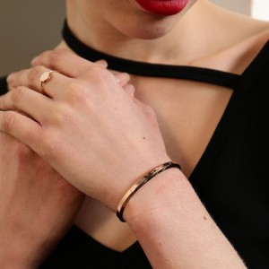 Vòng đeo tay bằng thép không gỉ