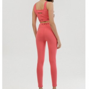 Bộ đồ thể thao màu hồng