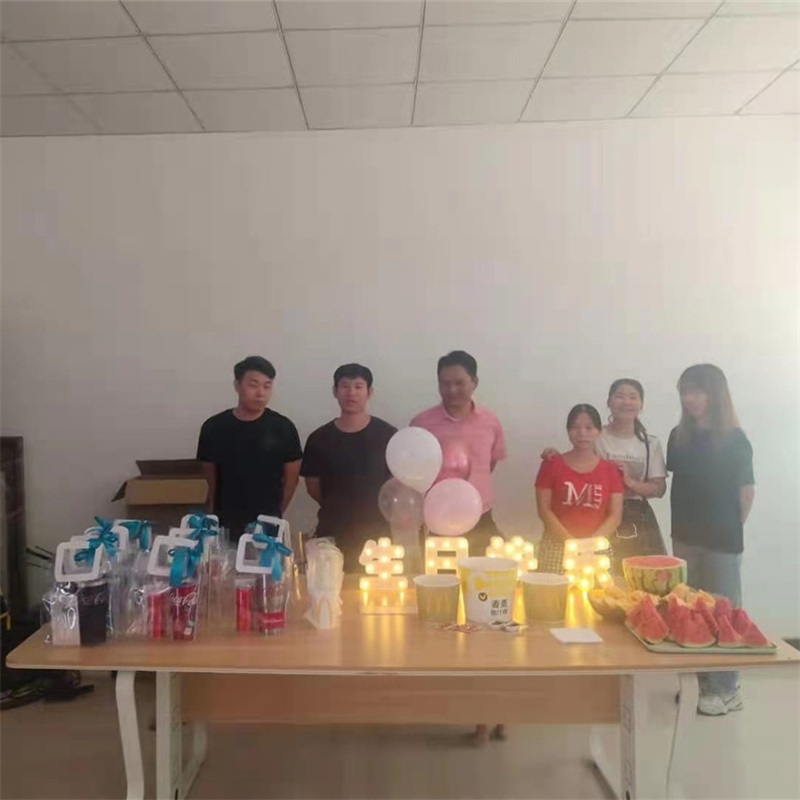 Mở tiệc sinhnhật cho đồngnghiệp đáng yêu của chúng tôi